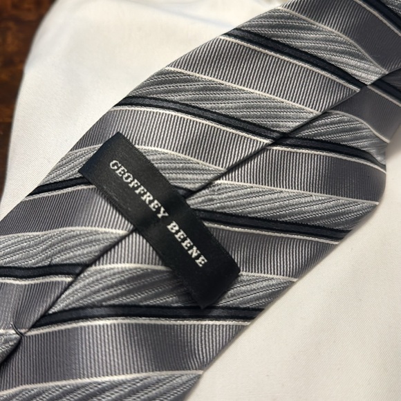 (034) beautiful men’s gray and black tie by Geoffrey Beene. Stain resistant. - Picture 6 of 8